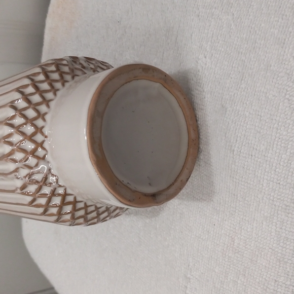 Cream Textured Vase 8" - Picture 3 of 7